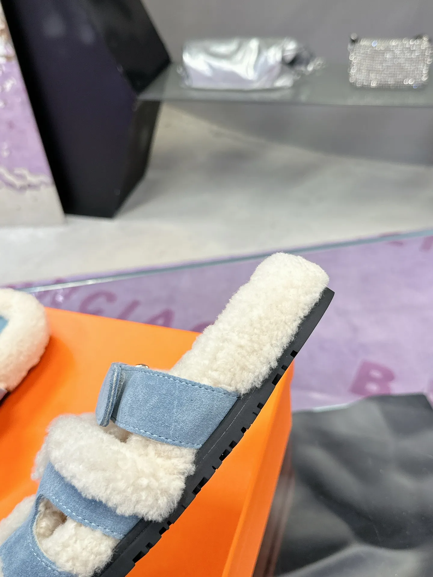 Factory price: 500💰 HERMES💗Ai Ma’s classic hot style second uncle🐑wool mop🆕 is coming. A must-have item for autumn and winter ✅ Versatile and fashionable at home and out on the street 🍀The colors are extremely colorful! Walking Tuscany! T men's shoes 💰R non-slip outsole super light ️ super comfortable on the feet without any binding feeling I can't stop drinking coffee ☕ my second uncle's slippers I can't take off Size number: 35-40 (41 made to order, non-refundable)